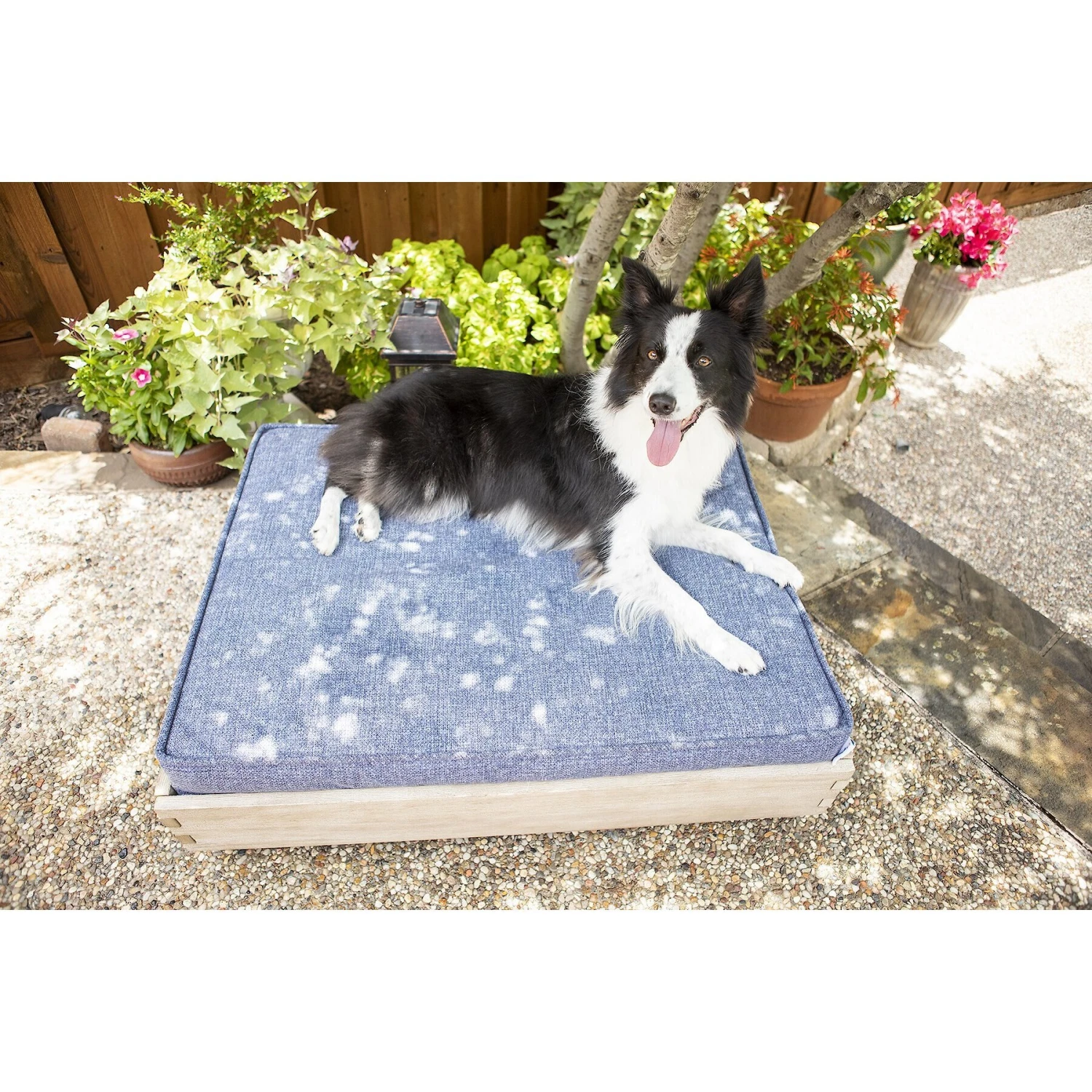 La-Z-Boy Bailey Indoor/Outdoor Sofa Dog Bed 3 La-Z-Boy Bailey Indoor/Outdoor Sofa Dog Bed - Image 3